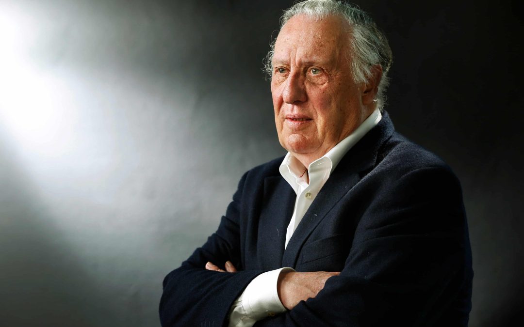 ZOMREL SPISOVATEĽ A BÝVALÝ AGENT MI6  FREDERICK FORSYTH /Richard Lea/