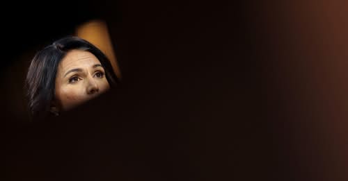 ŠÉFKA AMERICKÉHO NÁRODNÉHO SPRAVODAJSTVA TULSI GABBARDOVÁ NA VEDĽAJŠEJ KOĽAJI