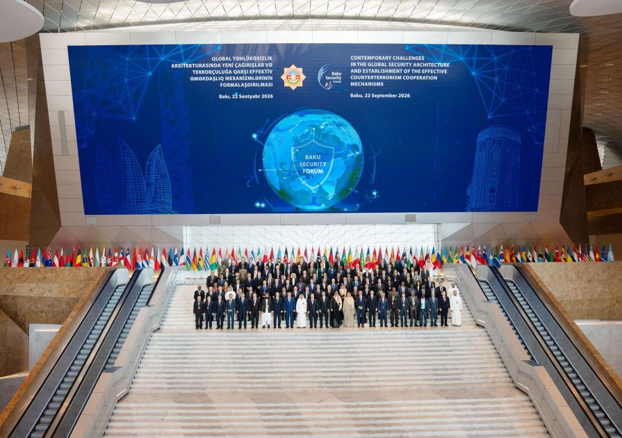 V BAKU ROKOVALI SPRAVODAJSKÉ SLUŽBY Z VYŠE 100 KRAJÍN